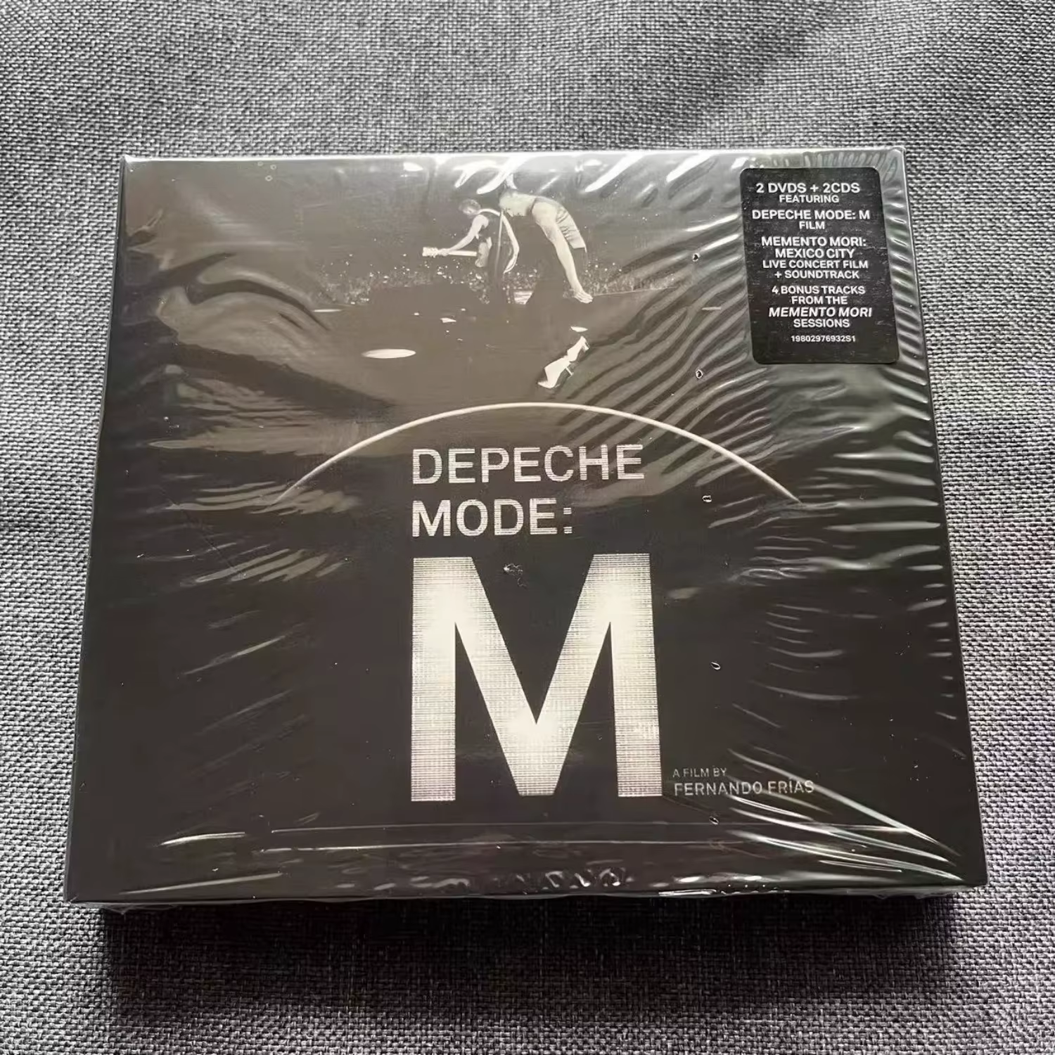 Album CD de musique électronique synth-pop - Design minimaliste sombre - Couverture rétro tendance -