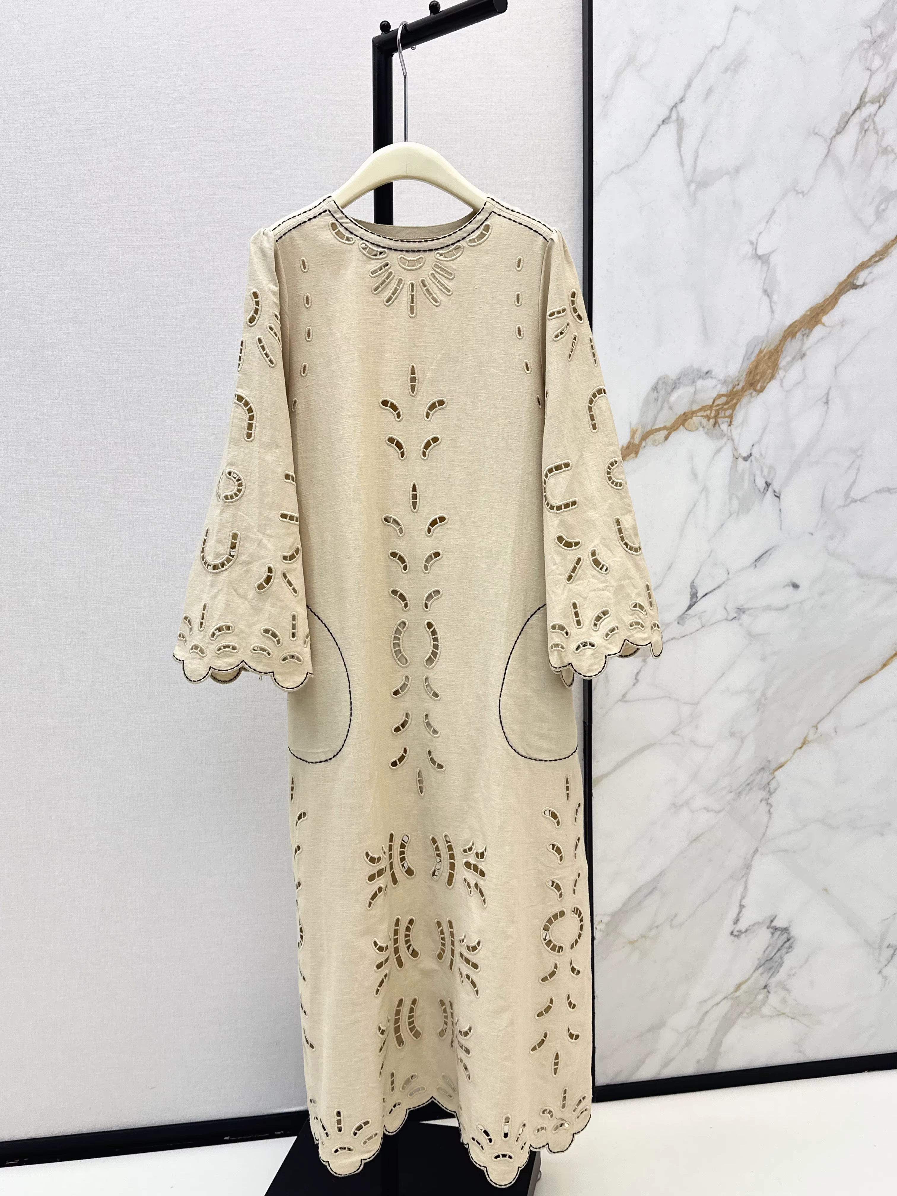 Robe midi brodée à découpes à la française | Tenue de bureau élégante