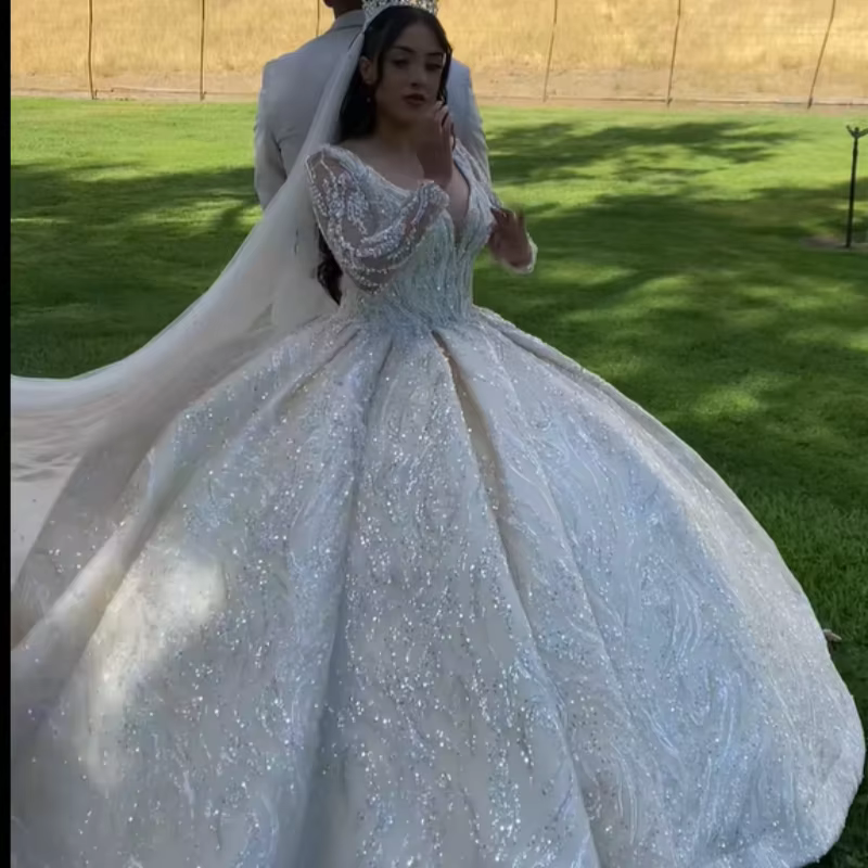 Robe de mariée luxueuse et sexy sur mesure avec une jupe volumineuse, un décolleté profond en V, des