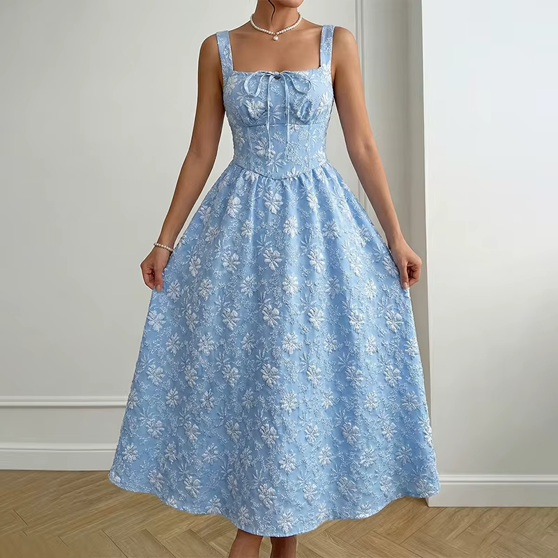 Robe mi-longue à col halter, nouvelle collection été 2026. Une élégante robe pour femme sans manches