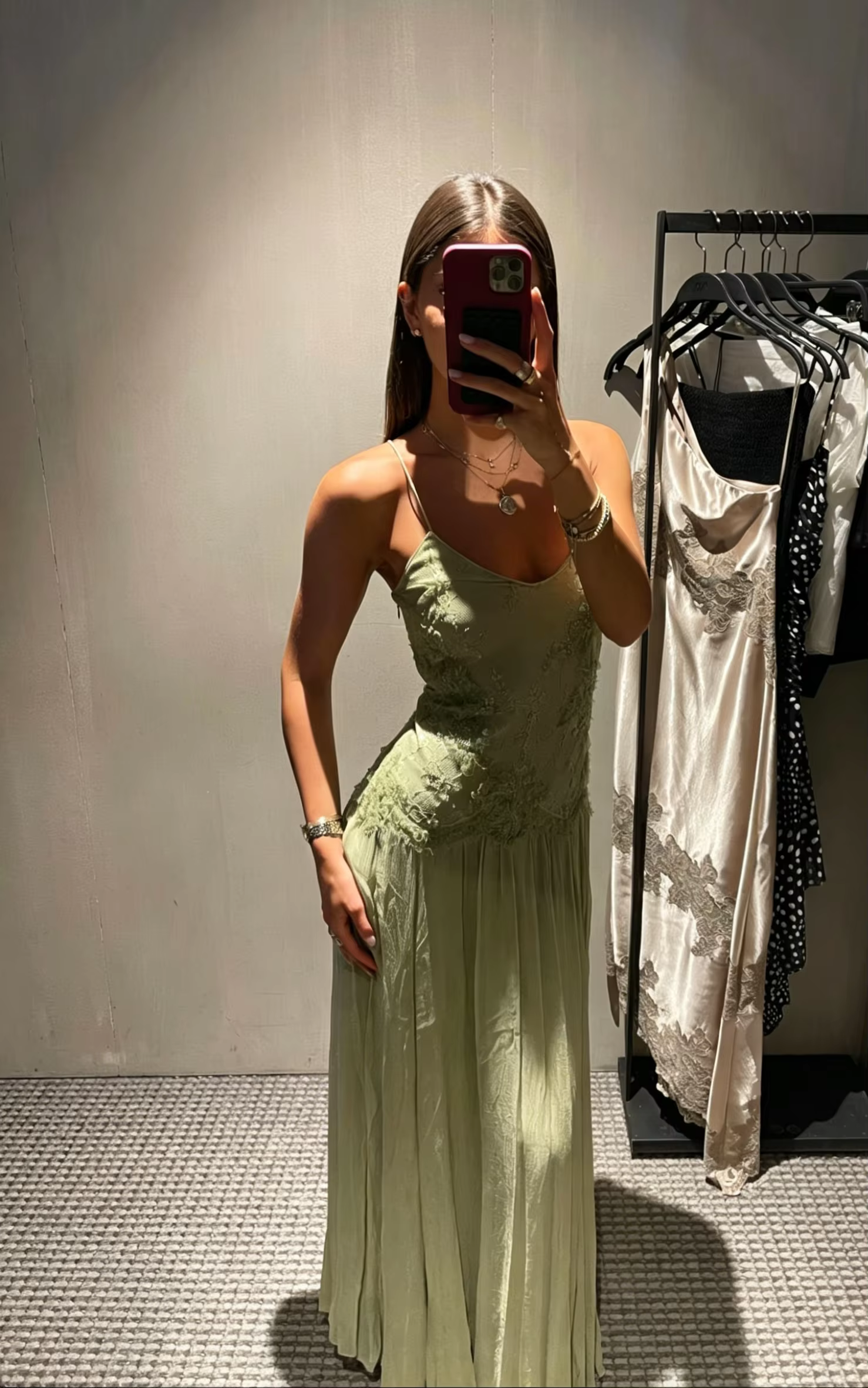 Robe longue fluide pour femme, en dentelle, vert sauge, broderie florale, bretelles spaghetti, éléga