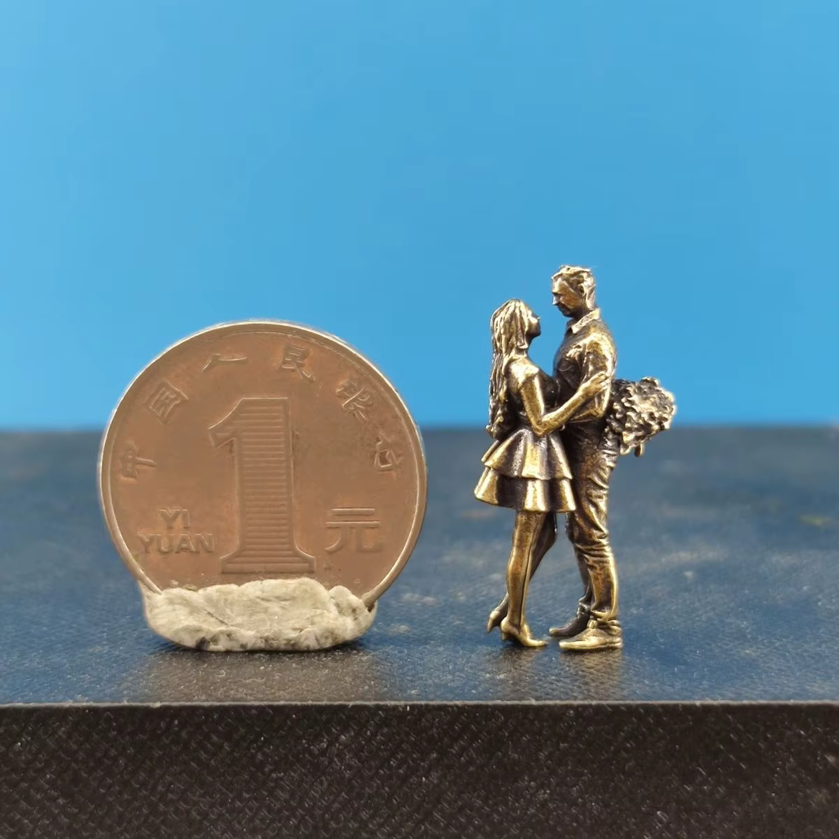 Brass rencontres Couple rue longue distance amour Couple donner des fleurs Figurine modèle main Mini