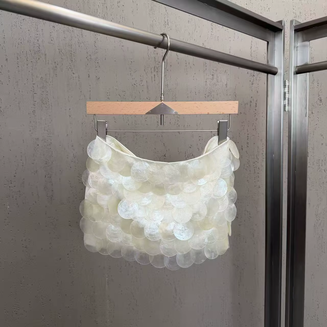 Jupe courte ornée de motifs écailles colorés, collection Printemps/Été 2026 - Jupes tendance, sexy,