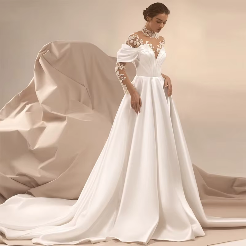 Robe de mariée élégante à manches longues en satin avec dentelle, coupe trapèze, col montant, person