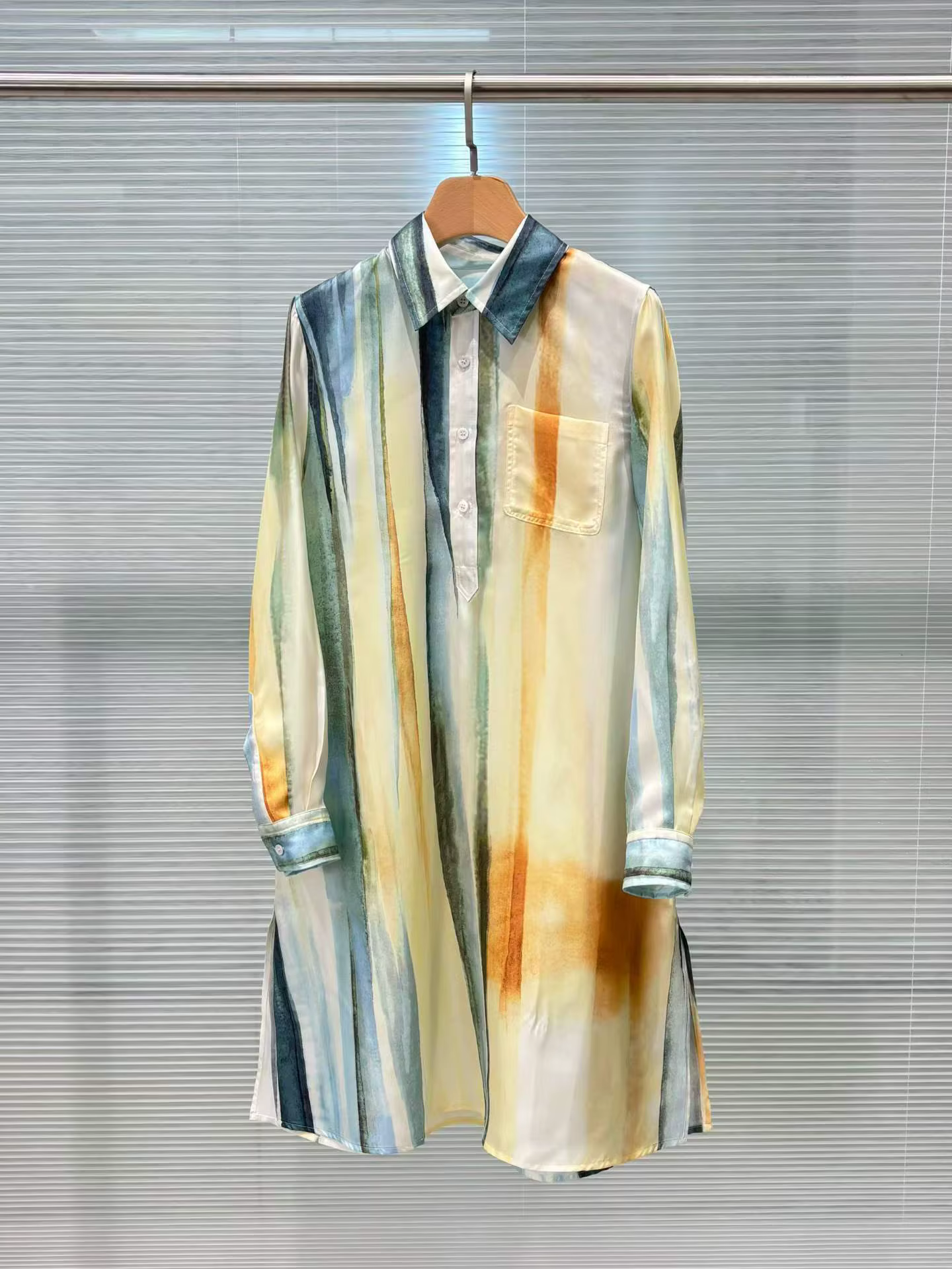 Robe chemise longue en soie à manches longues pour femme