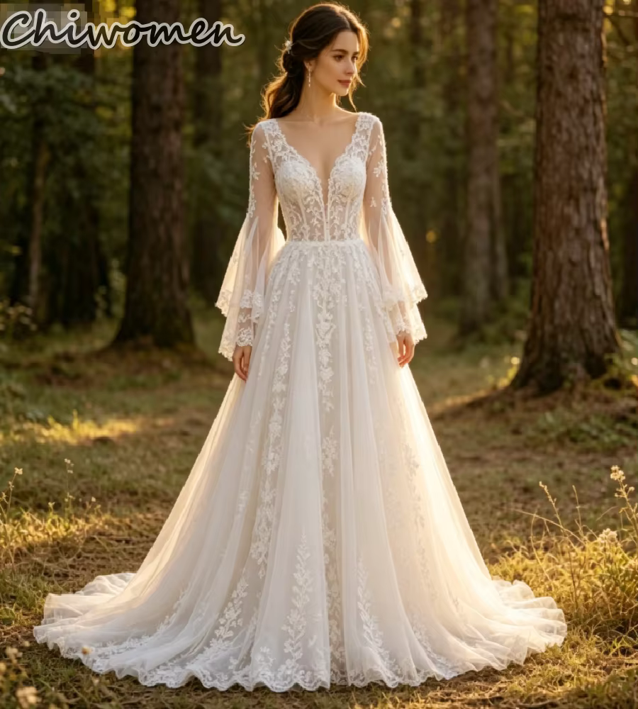 Robe de mariée bohème pour fuite enlacée en forêt, à manches longues évasées, en dentelle, coupe tra