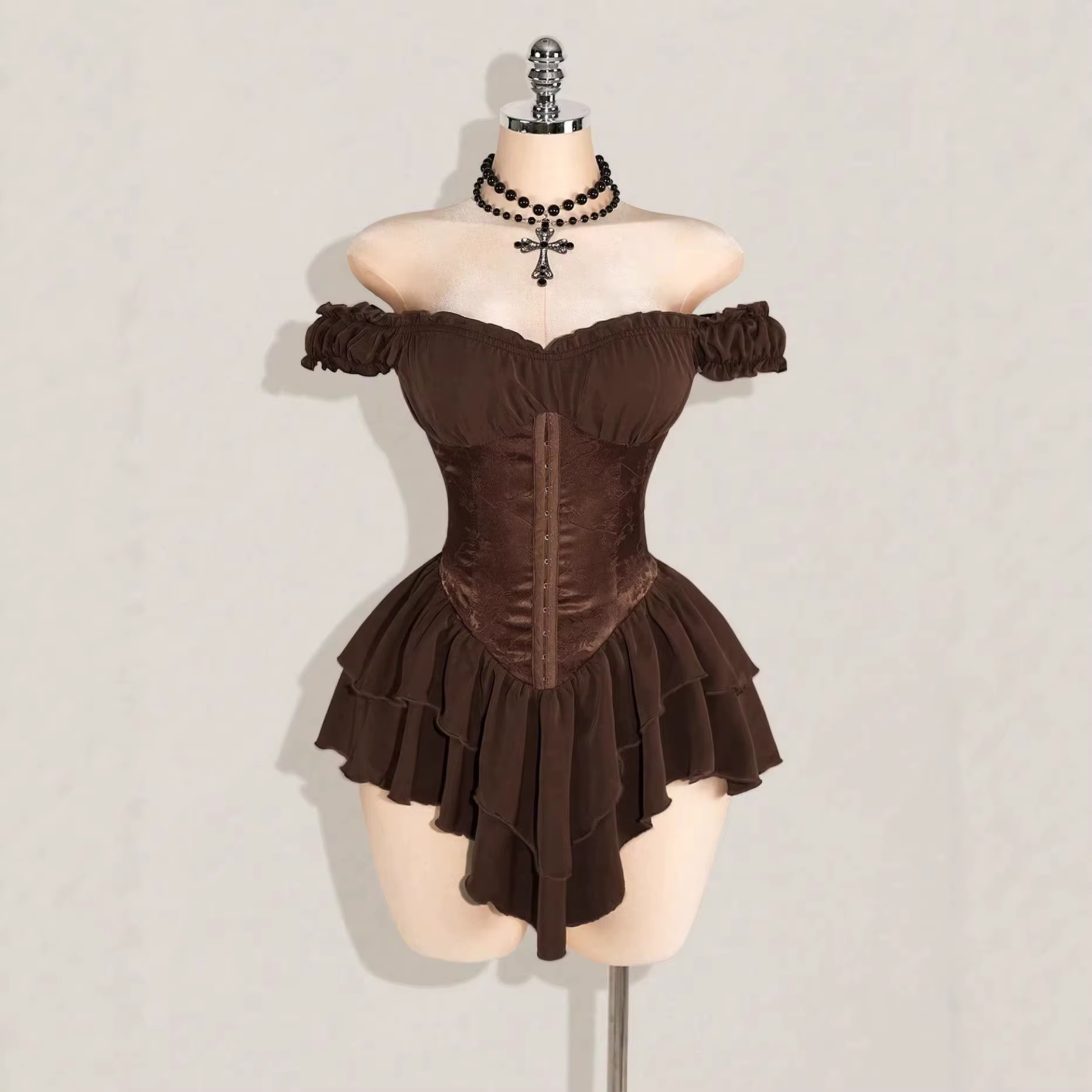 Mini-robe trapèze brodée patchwork plissée en dentelle, épaules dénudées, volants multicouches, tail
