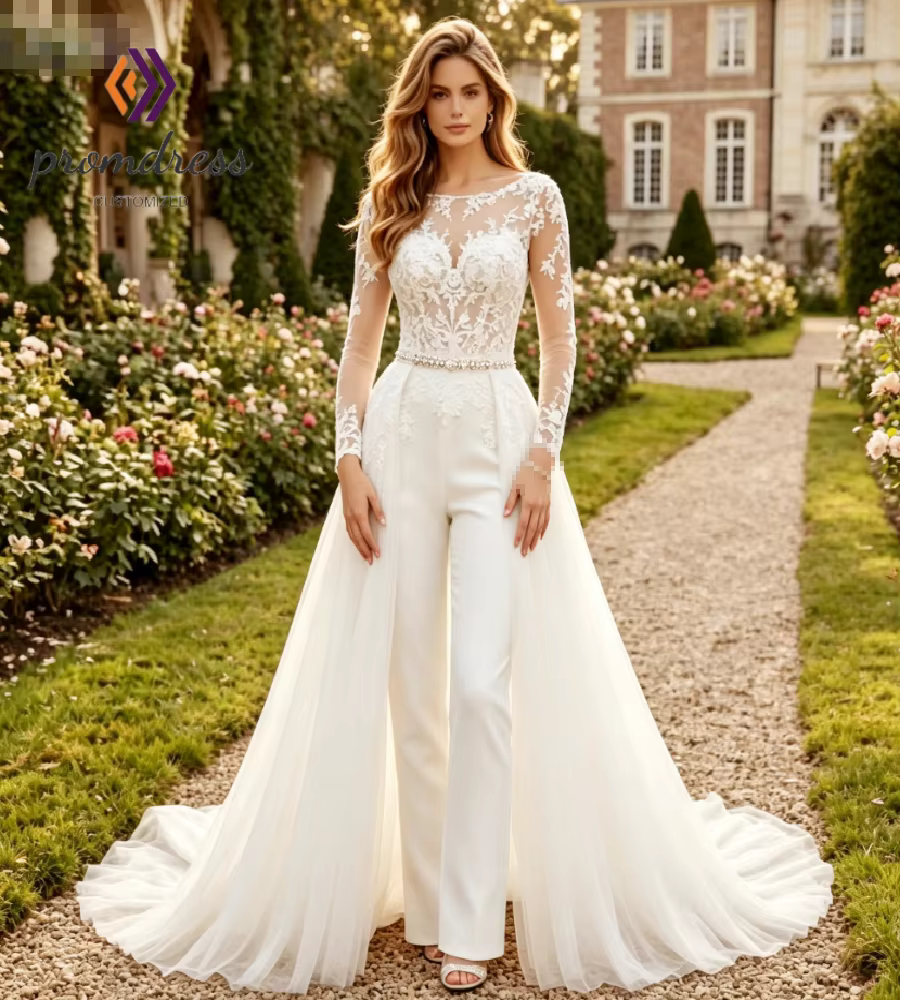 Combinaison de mariée à manches longues en dentelle, col illusion bateau, taille perlée, surjupe en