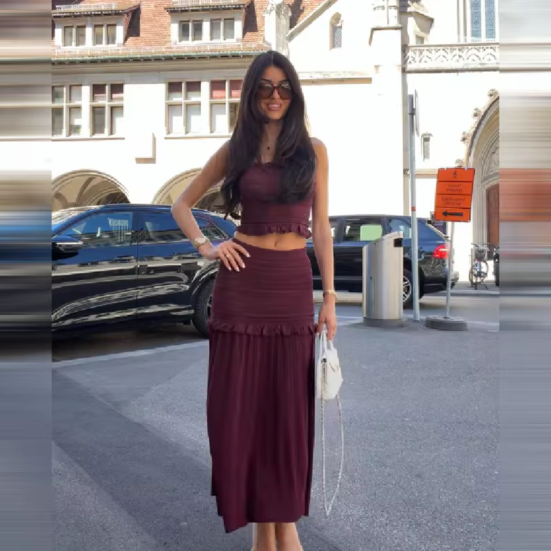 Ensemble 2 pièces haut en maille froncé et jupe longue taille haute, tenue bordeaux à volants et déc