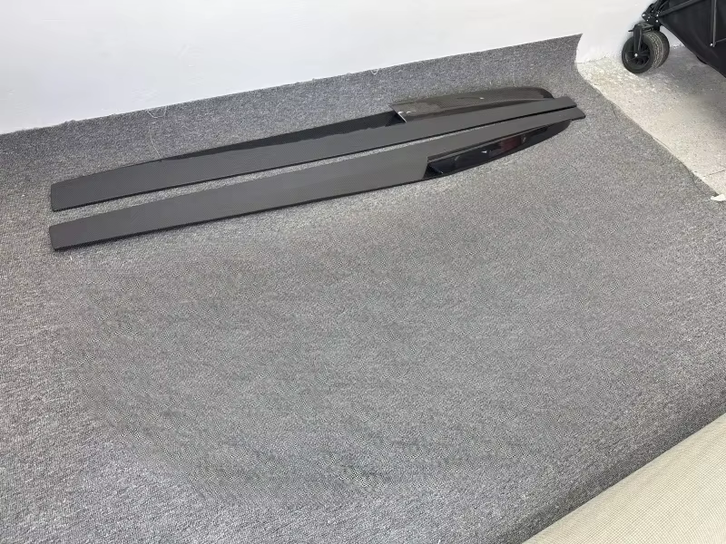 Kit carrosserie en fibre de carbone : Lame avant, diffuseur arrière, jupes latérales, spoiler compat