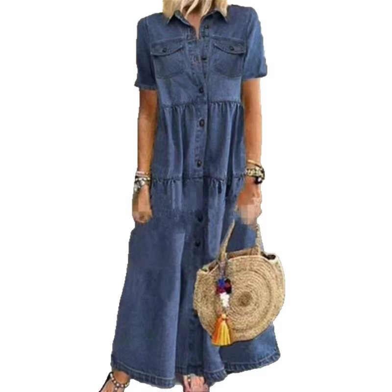 Robe longue en jean délavé avec col rabattu et bouton unique, manches courtes, style urbain élégant,