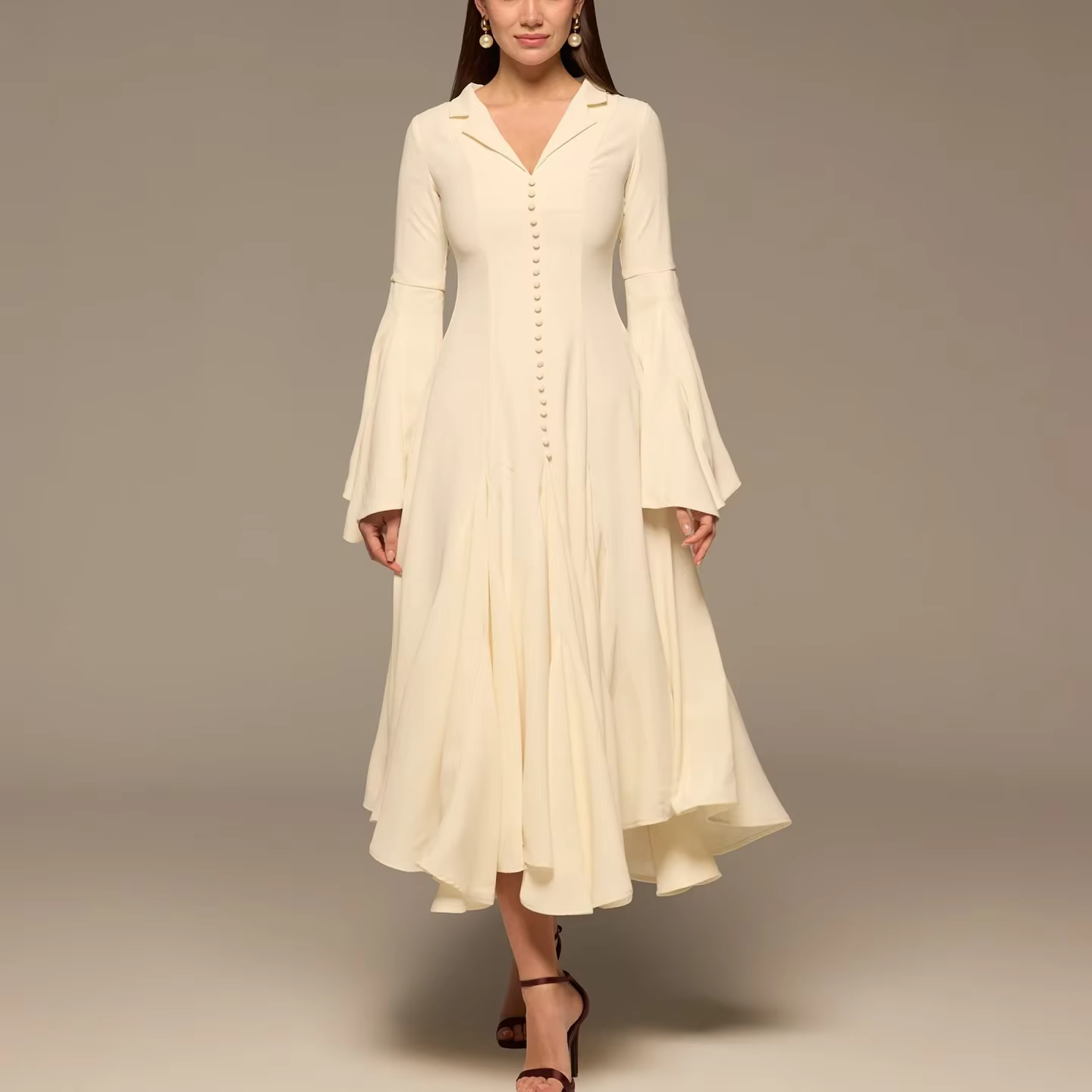 Robe de soirée élégante en satin beige, coupe trapèze, manches longues, boutonnée, longueur ras du s