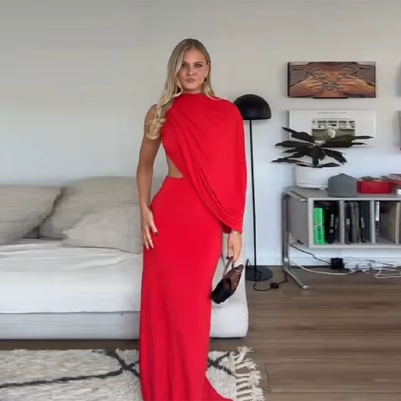 Robe longue drapée rouge élégante, col montant, dos nu, coupe ajustée, robe de soirée asymétrique à 