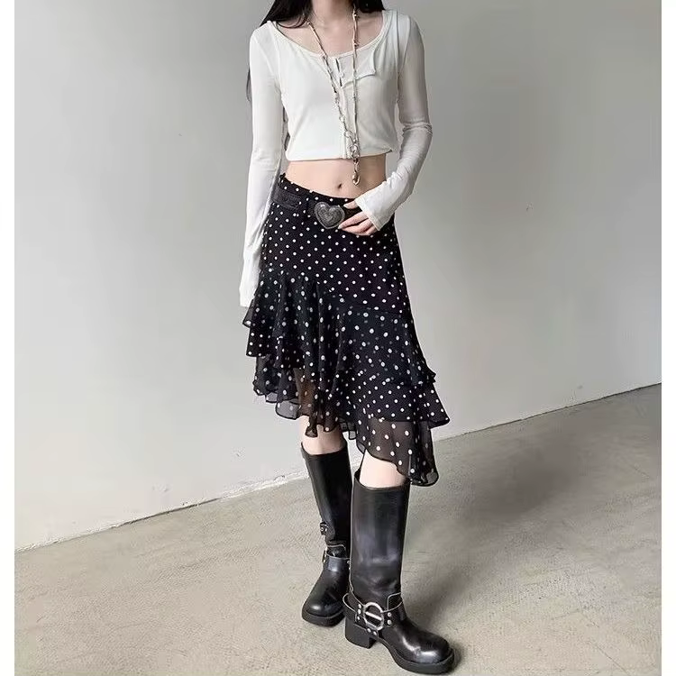 Jupe blanche à pois avec bord à volants, taille haute
