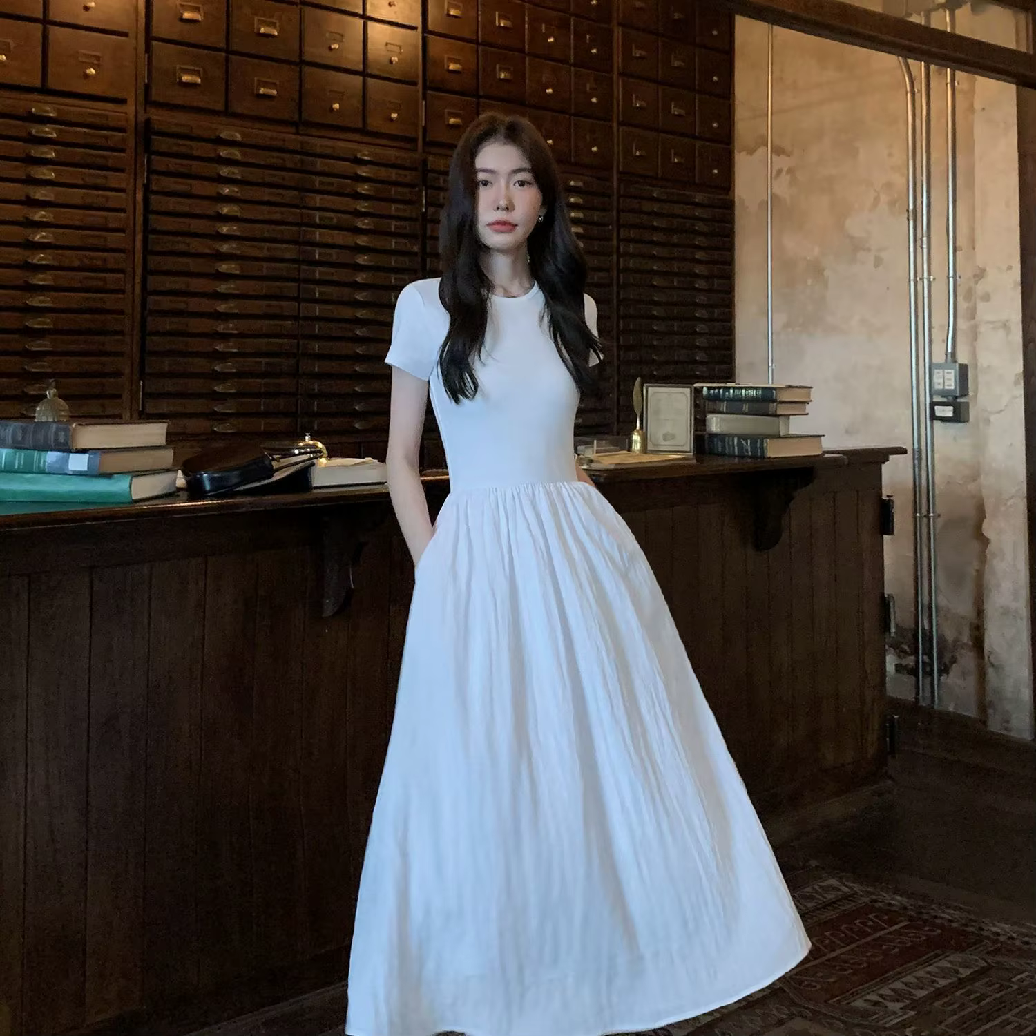 Nouvelle Robe d'été noire à manches courtes, cintrée, avec empiècements, coupe ajustée et élégante