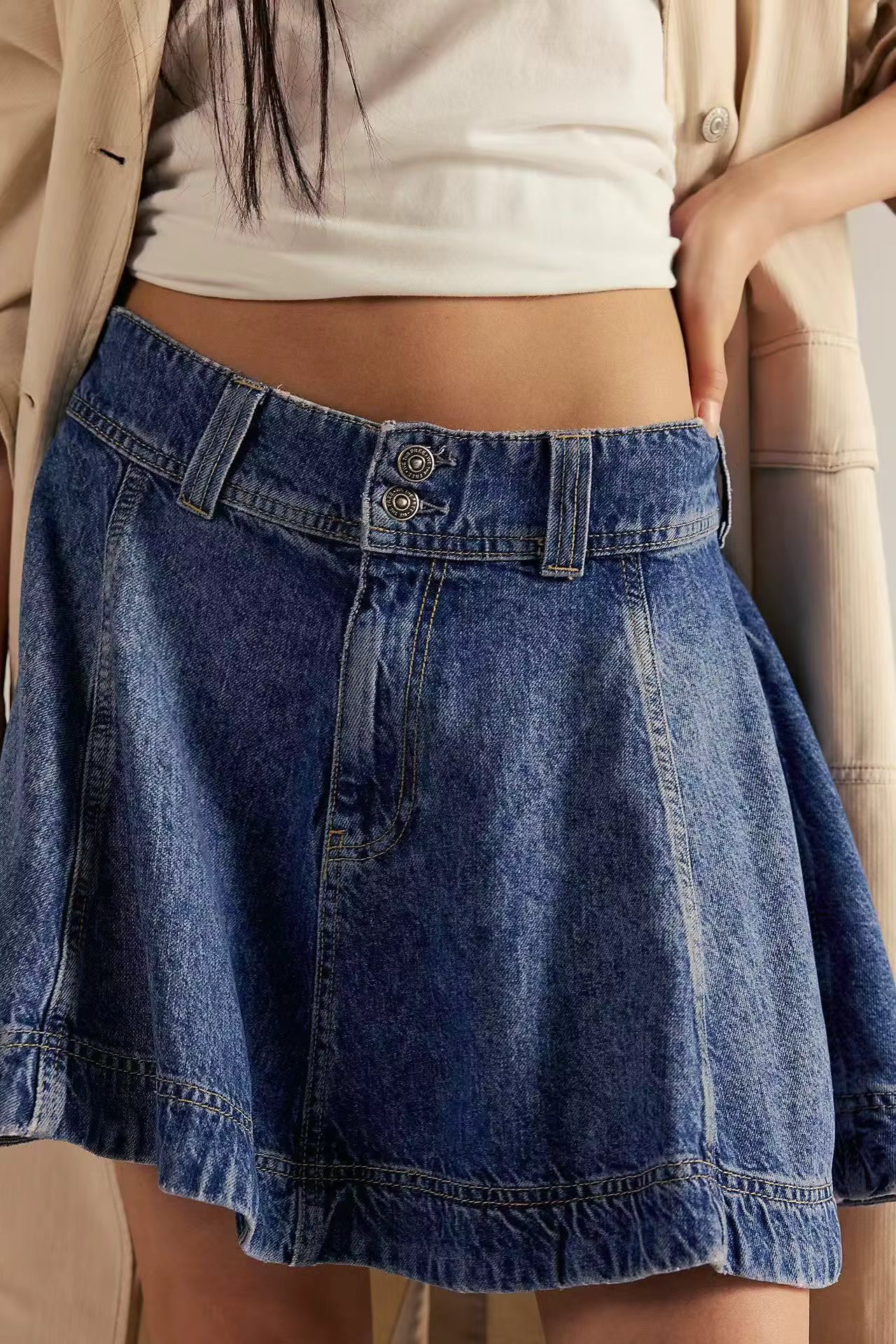 Jupe en jean tendance été 2026 taille haute et ajustée aux hanches