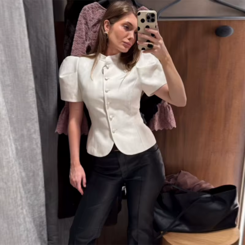 Ensemble élégant blazer et jupe plissée, chemisier ajusté à manches courtes, taille cintrée, tailleu