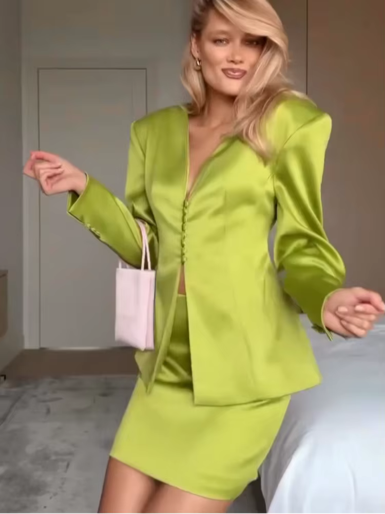 Nouvel ensemble jupe courte en satin uni chic pour femme, avec col en V et cravate, idéal pour les s