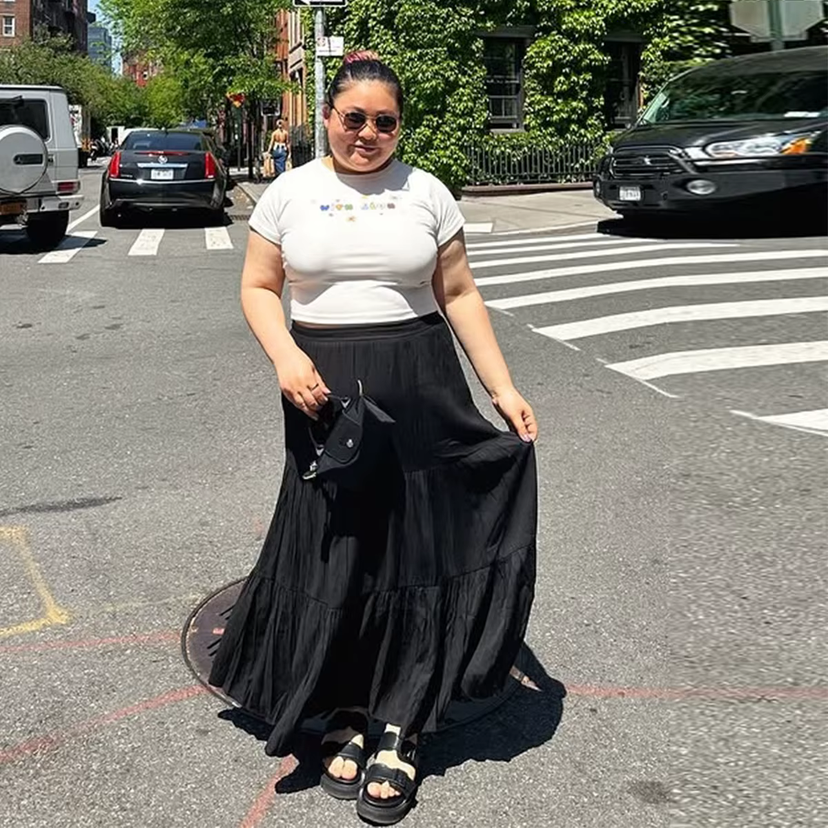 Jupe longue trapèze en satin noir taille haute pour femme, idéale pour les soirées et événements for