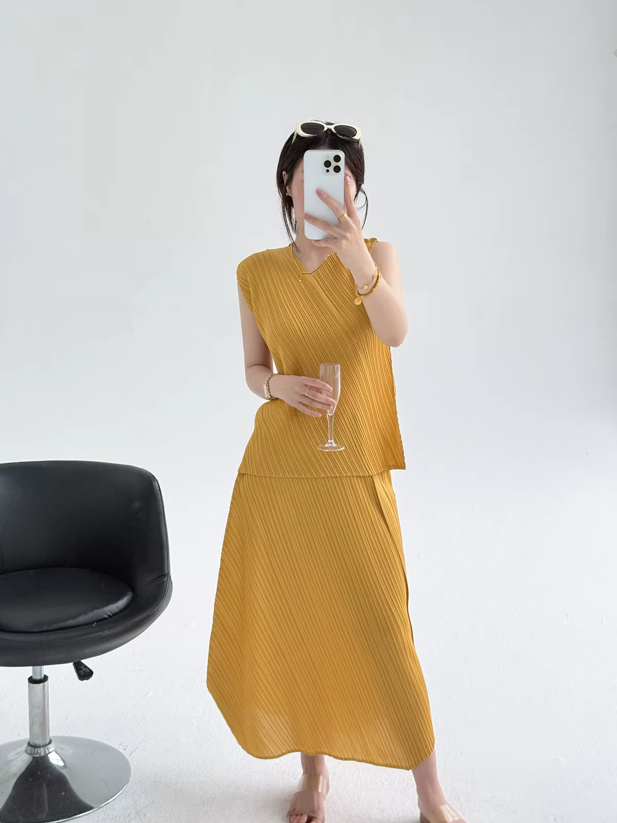 Ensemble deux pièces plissé Miyake jaune moutarde, haut sans manches et jupe longue fendue sur le côté, ample, respirant, élastique, décontracté, été