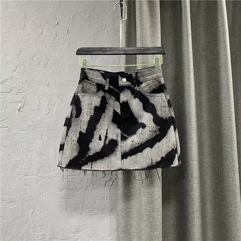 Jupe courte en denim à motif personnalisé