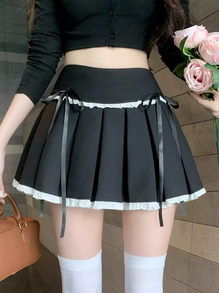 Mini-jupe plissée taille haute avec bordure en dentelle