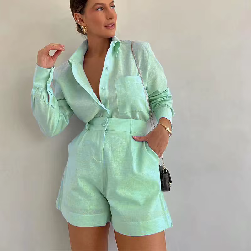 Ensemble court décontracté pour femmes avec haut boutonné et shorts, idéal pour l'été, confortable et élégant pour des sorties, pique-niques et occasions spéciales