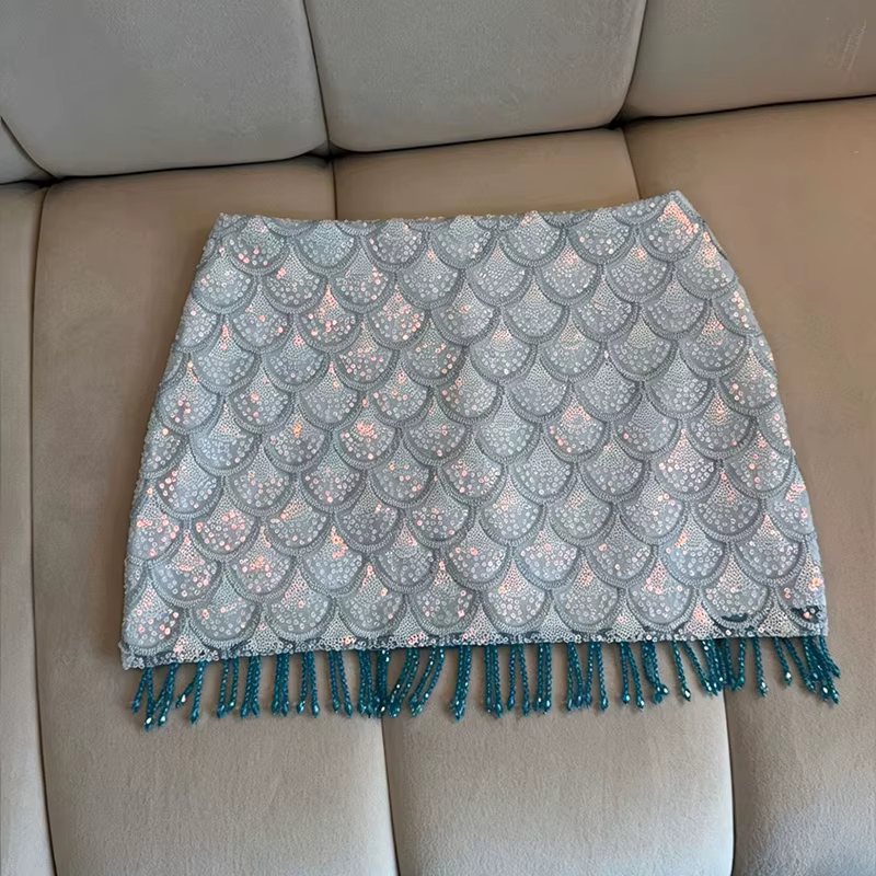 Mini-jupe sexy à sequins pour femme, coupe ajustée, ourlet à franges, taille haute, style bodycon, nouvelle collection été 2026, tenue de plage brillante pour les vacances