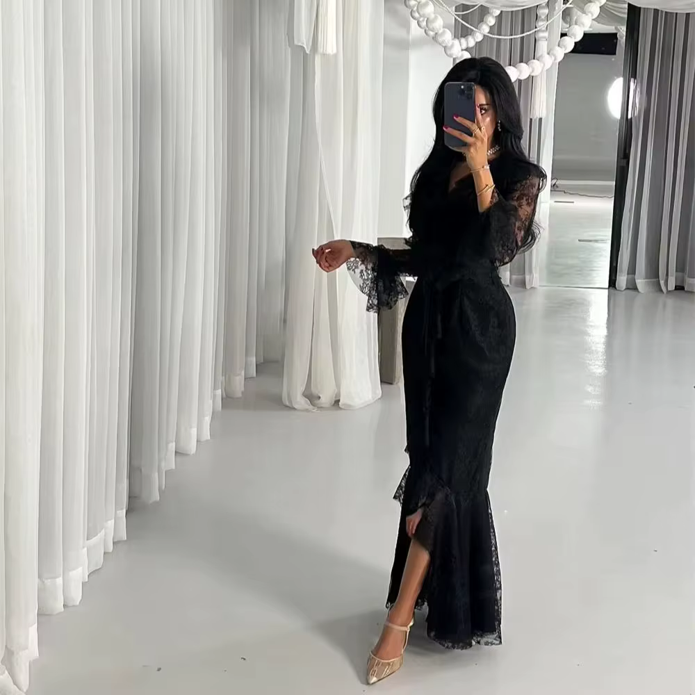 Robe de soirée sur mesure en dentelle noire à manches longues