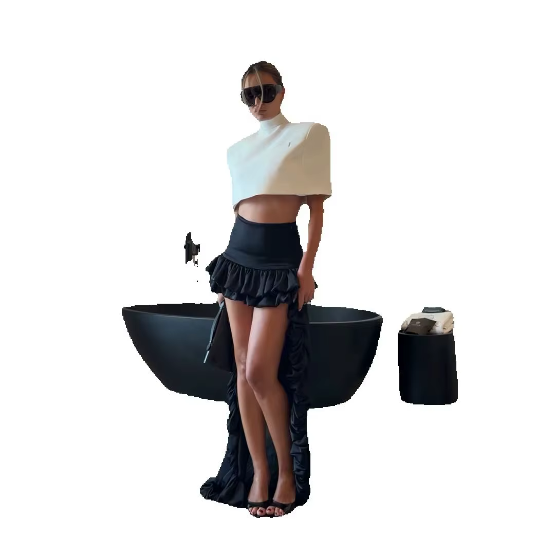 Jupe en satin noire taille haute à volants asymétriques pour femme