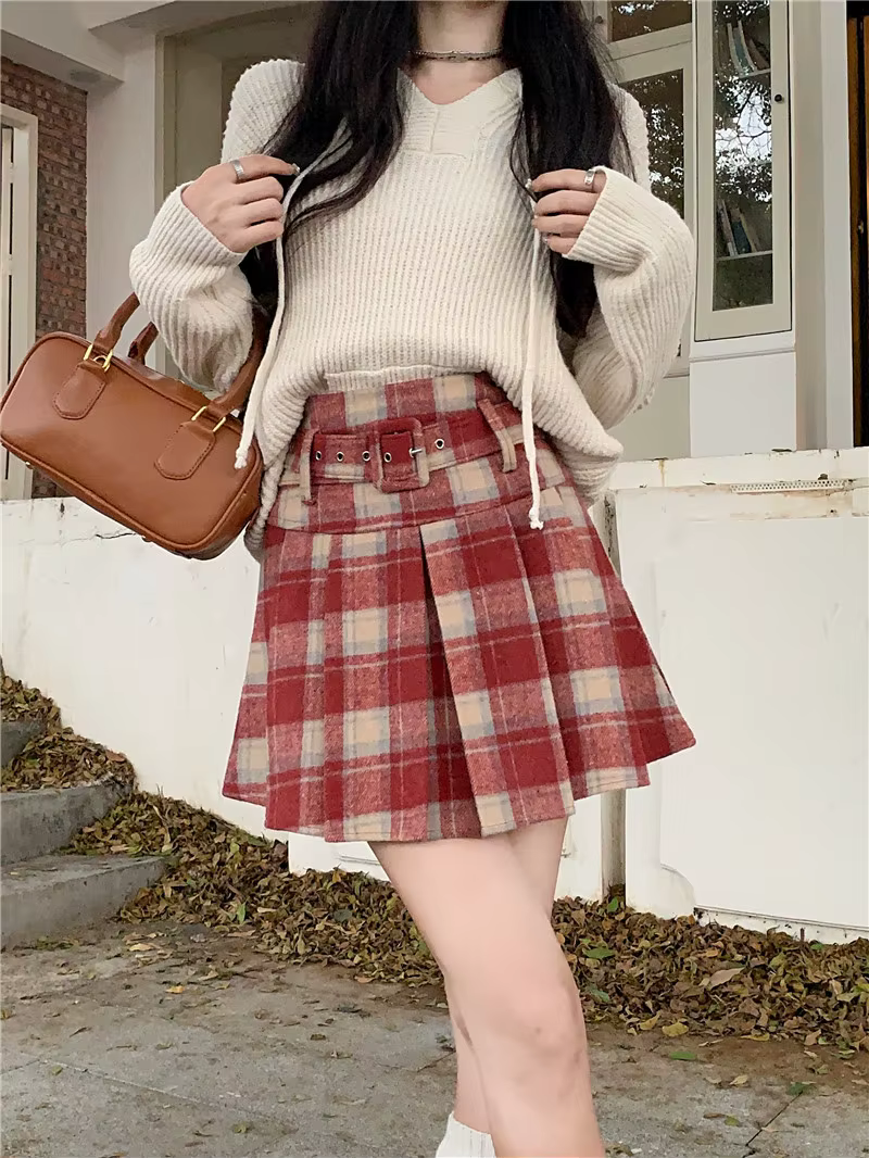 Jupe mini plissée en laine à carreaux rouges taille haute pour femme