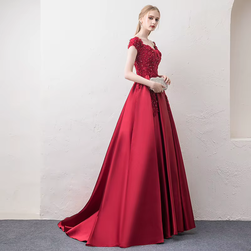 Robe de soirée longue en satin bordeaux