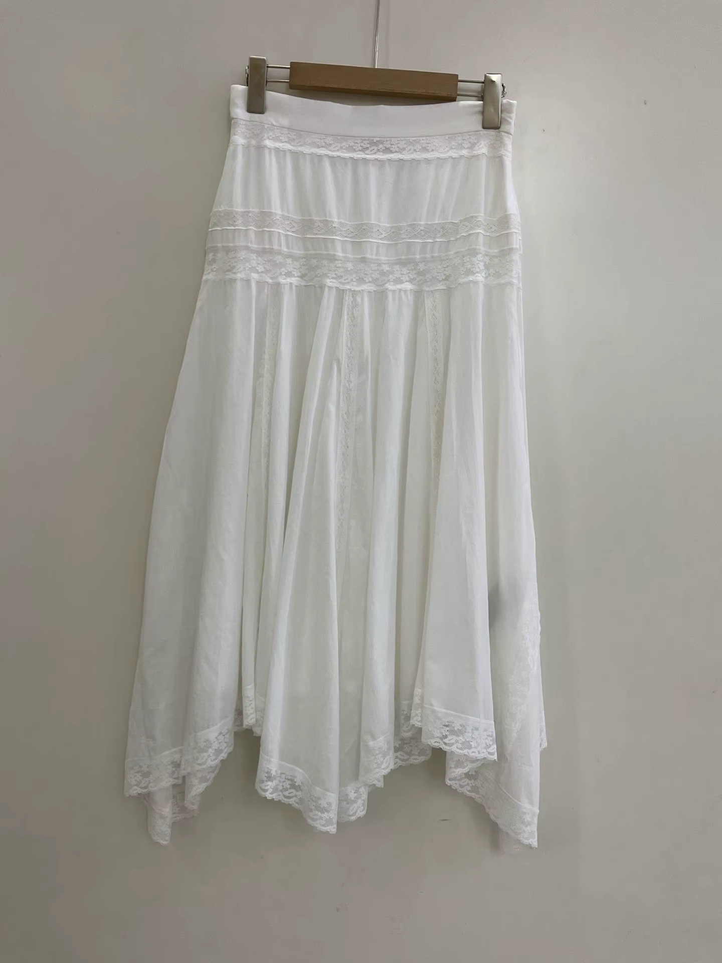 Jupe 100% Coton Femme Taille Haute Plissée Ourlet Irrégulier avec Empiècements en Dentelle Longueur Midi Nouvelle Collection Été 2026