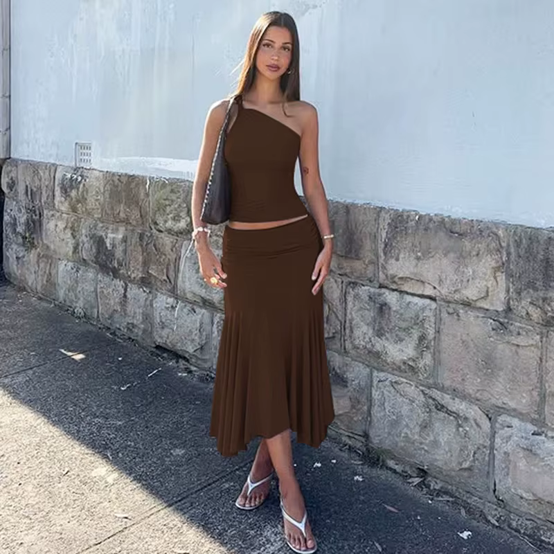 Ensemble plissé 2 pièces tendance pour femme : haut court à épaules dénudées et jupe longue ajustée – Tenue féminine 2026