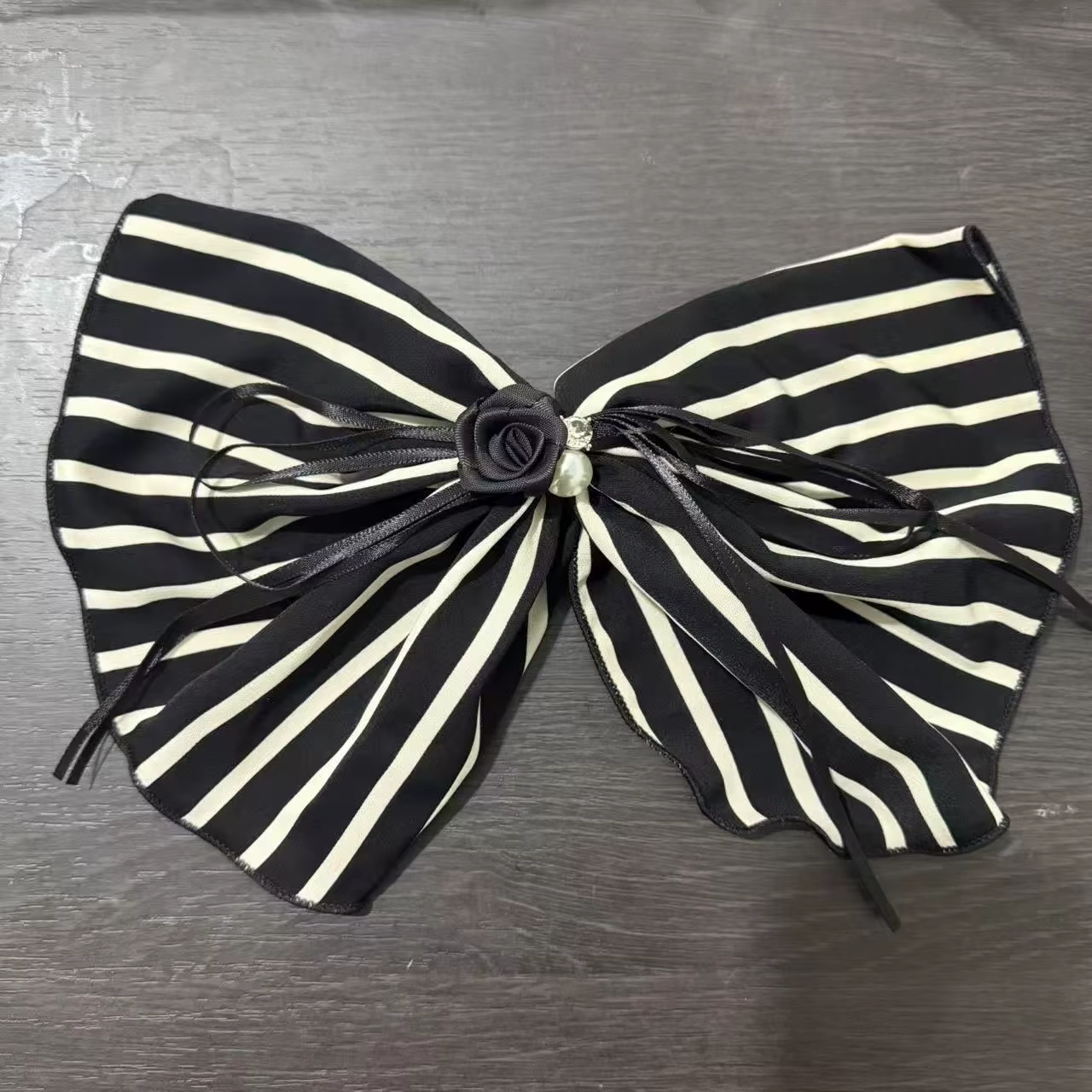Jupe simple en satin rayée noir et blanc avec pince à cheveux antidérapante kawaii pour femmes, élégante pour le quotidien, les soirées, les mariages et les occasions spéciales