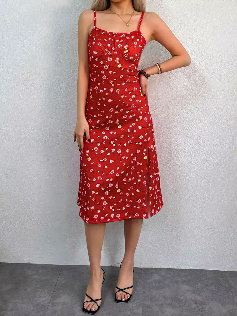 Jupe longue florale rouge avec fente latérale, détails bretelles tendance, silhouette amincissante, effet féminin et élégant pour femmes occasions spéciales printemps été