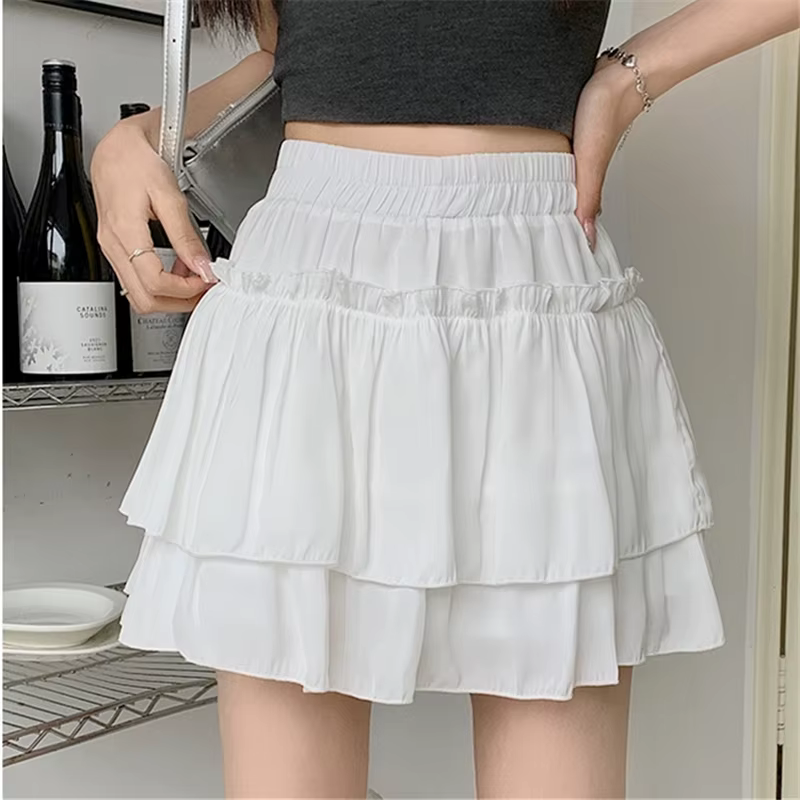 Jupe blanche kawaii plissée avec volants pour femmes, silhouette ajustée et look décontracté, idéale pour les sorties estivales et les soirées entre amis