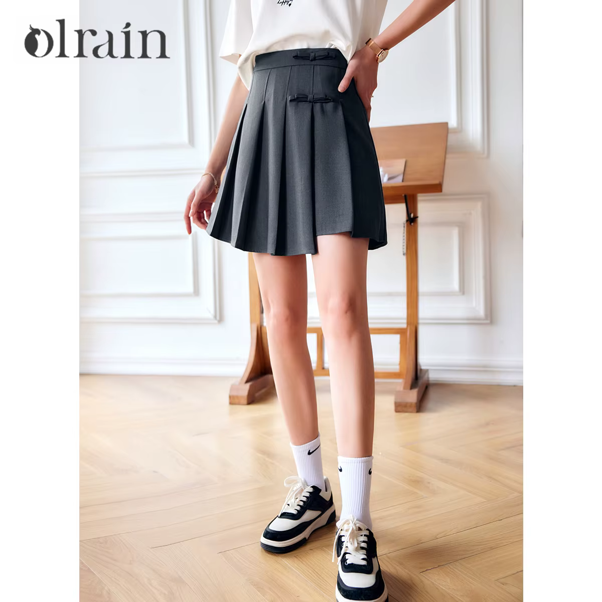 Jupe plissée OLrain élégante gris anthracite pour femmes, style bureau dame, effet rajeunissant, collection été 2026, mini haut genou, polyester viscose
