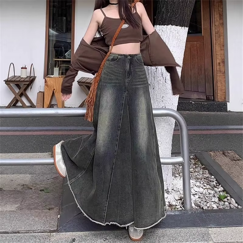 Mini jupe rétro noire en denim non extensible, coupe ajustée, dé
