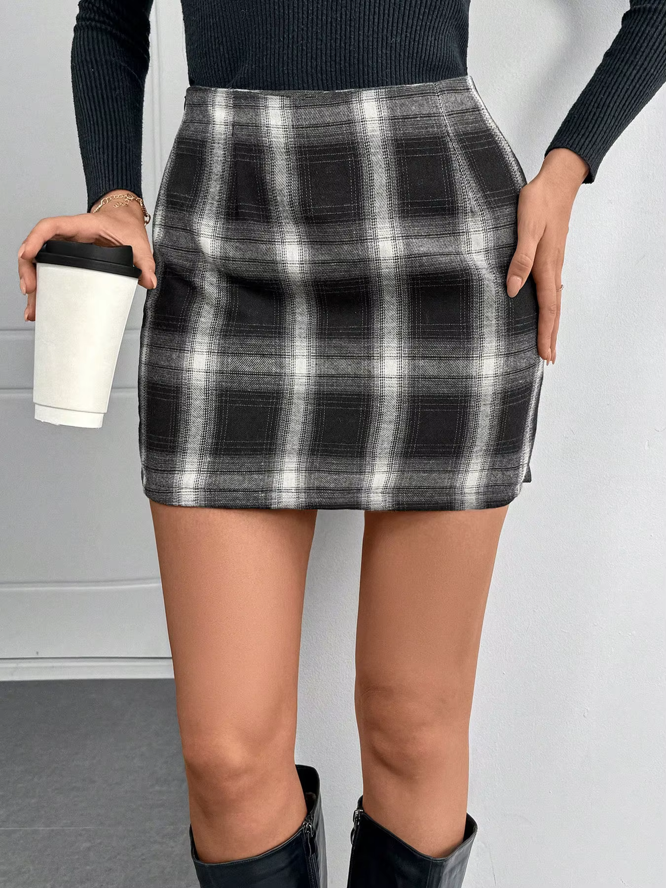 Jupe midi courte imprimée à carreaux noir et blanc, adaptée au quotidien en automne et en hiver.