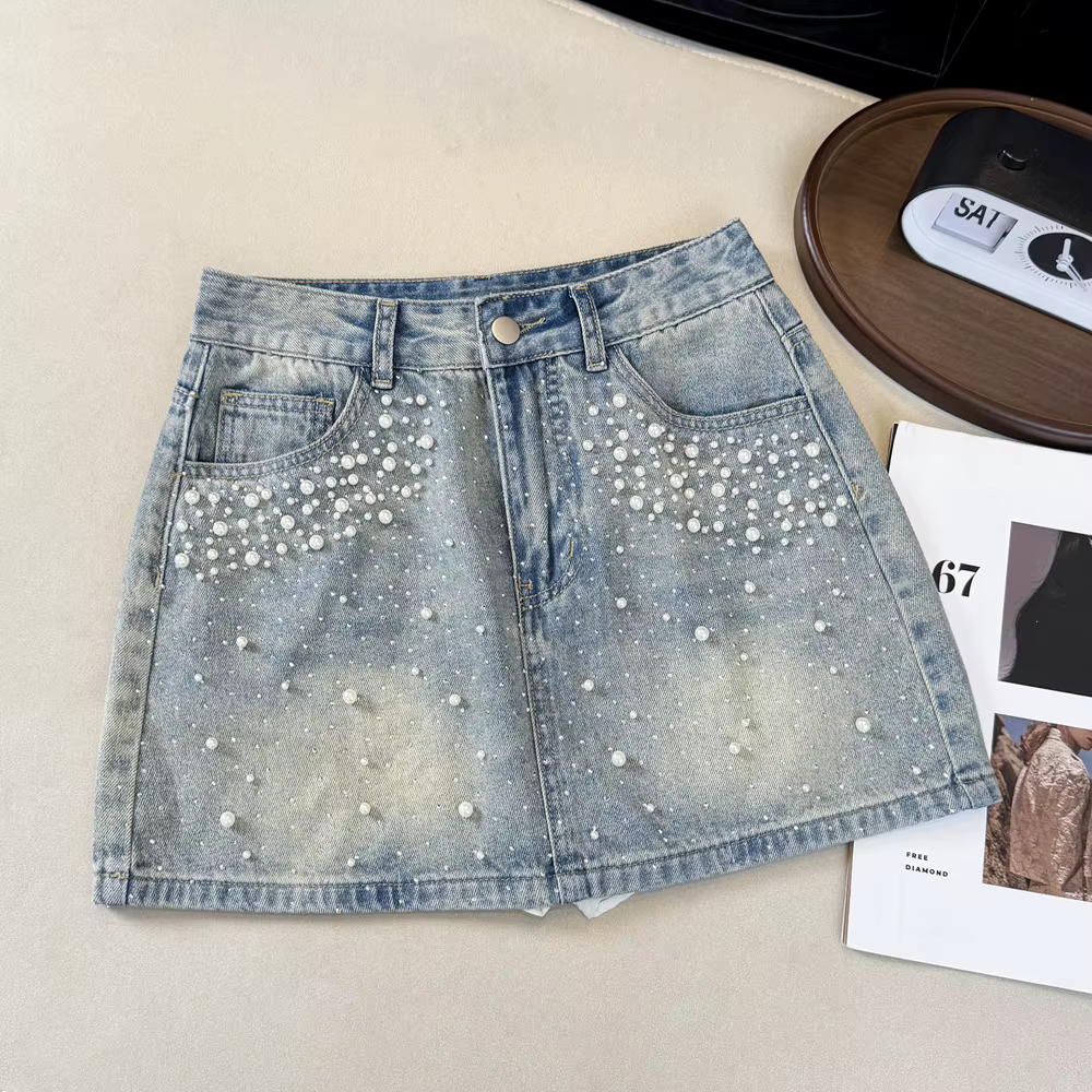 Mini-jupe en jean ornée de perles et strass pour femme