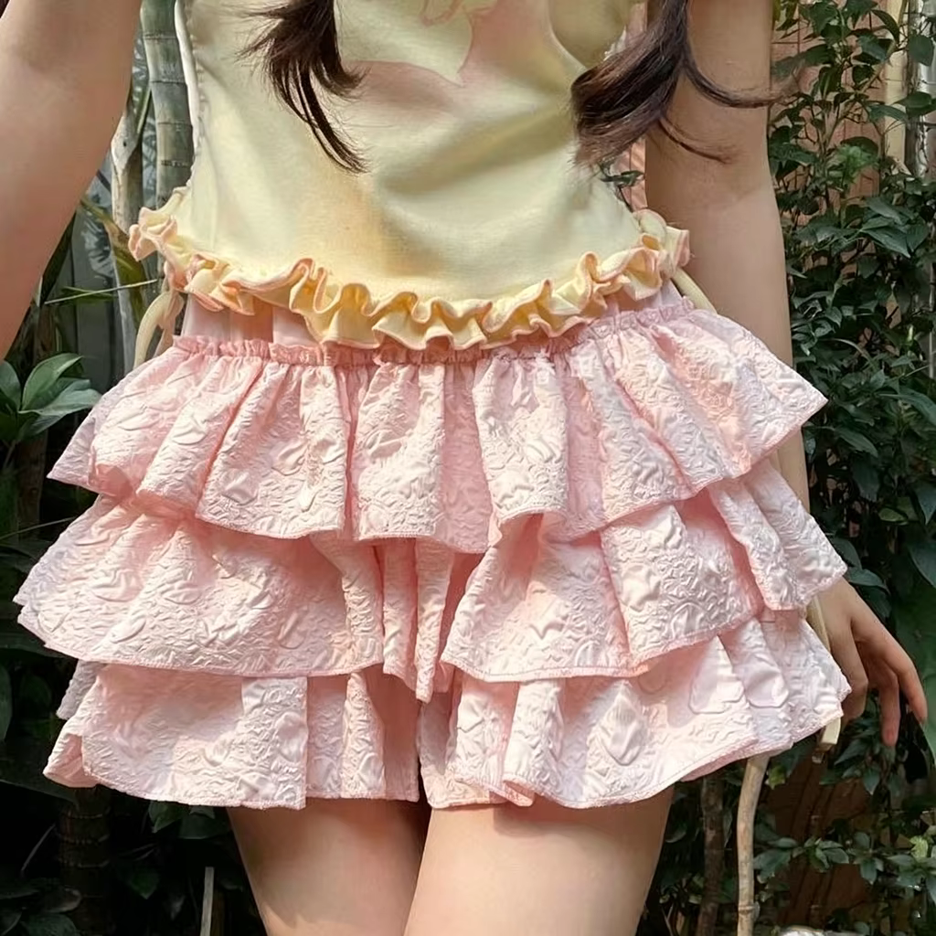 Jupe mini en dentelle à volants style gâteau superposé crémeux