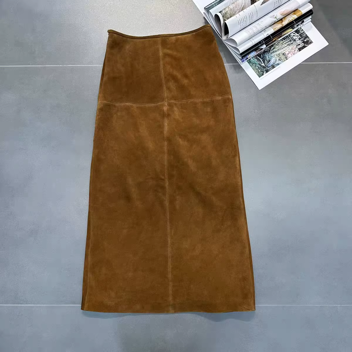 Jupe longue rétro en daim et cuir véritable pour femmes, silhouette droite, dos fendu, couleur brun, or, vert armée, noir, ajustement personnalisé pour toutes les saisons, usage bureau et détente, occasions spéciales et quotidienne