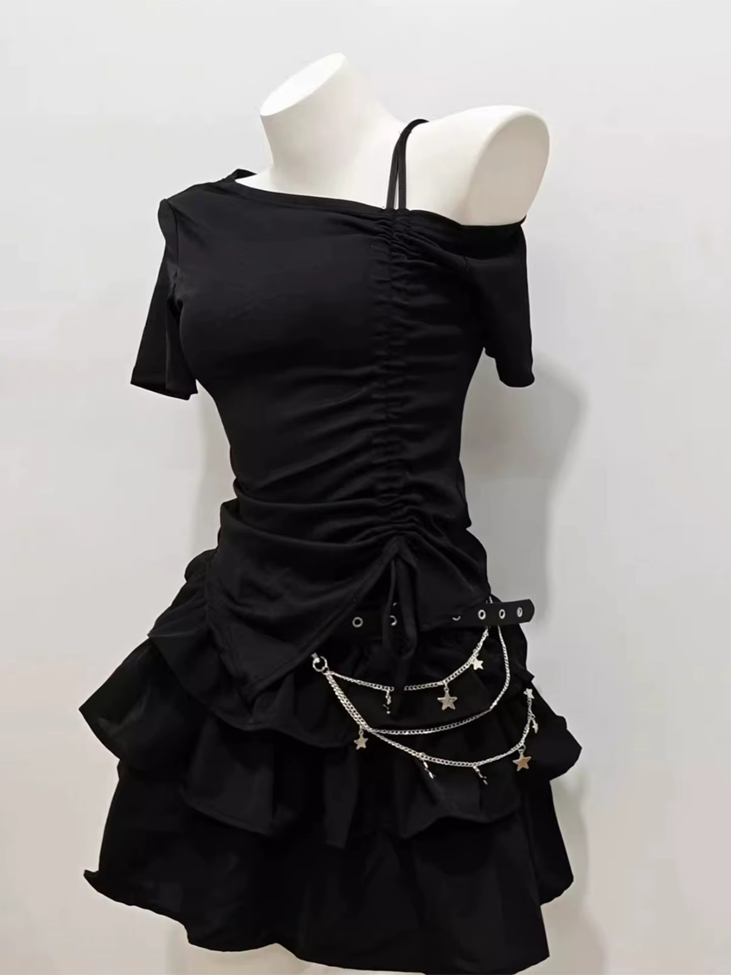 Ensemble jupe courte noire et t-shirt à manches courtes avec cordon de serrage pour femme