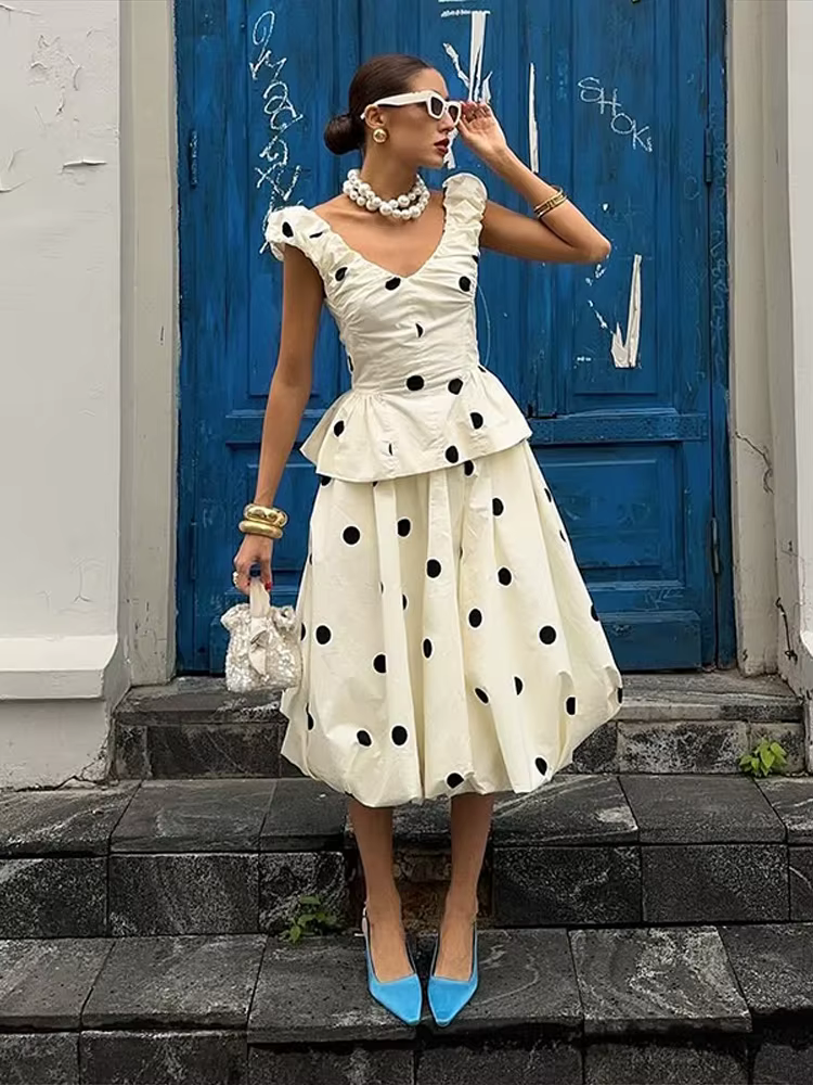 Robe courte femme chic en dentelle patchwork avec col incliné et taille plissée pour plage et sorties estivales occasions spéciales printemps été 2026
